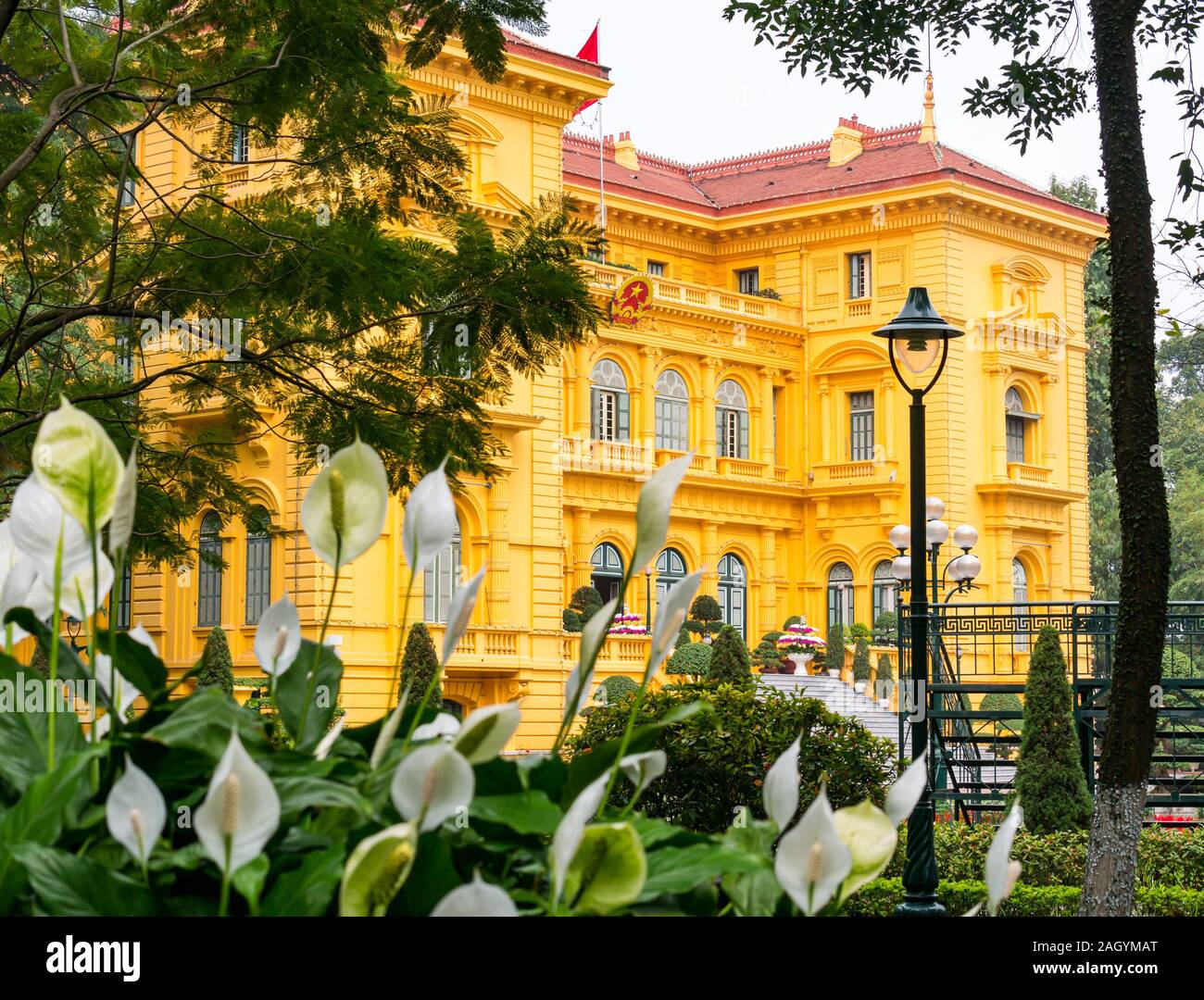 Le régime colonial français ancien Palais du Gouverneur général d'Indochine, maintenant Palais Présidentiel bâtiment jaune, Ho Chi Minh mausolée complexe, Hanoï, Vietnam, Asie Banque D'Images