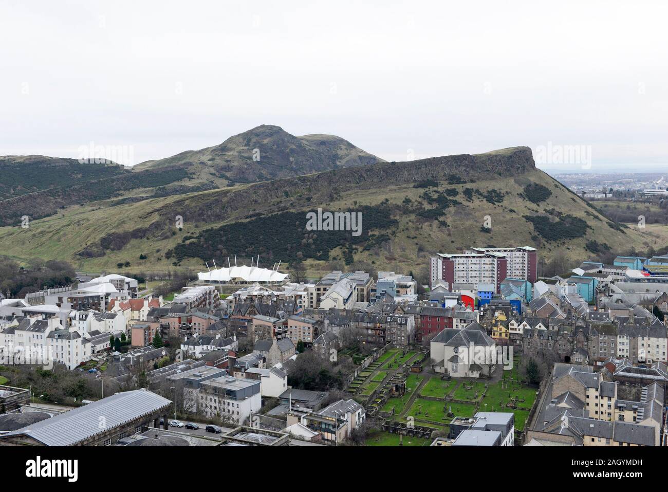 Vue depuis Calton Hill à Holyrood Park et Salisbury crags à Édimbourg, Écosse, Royaume-Uni, avec le centre de la Terre dynamique au pied de la colline. Banque D'Images