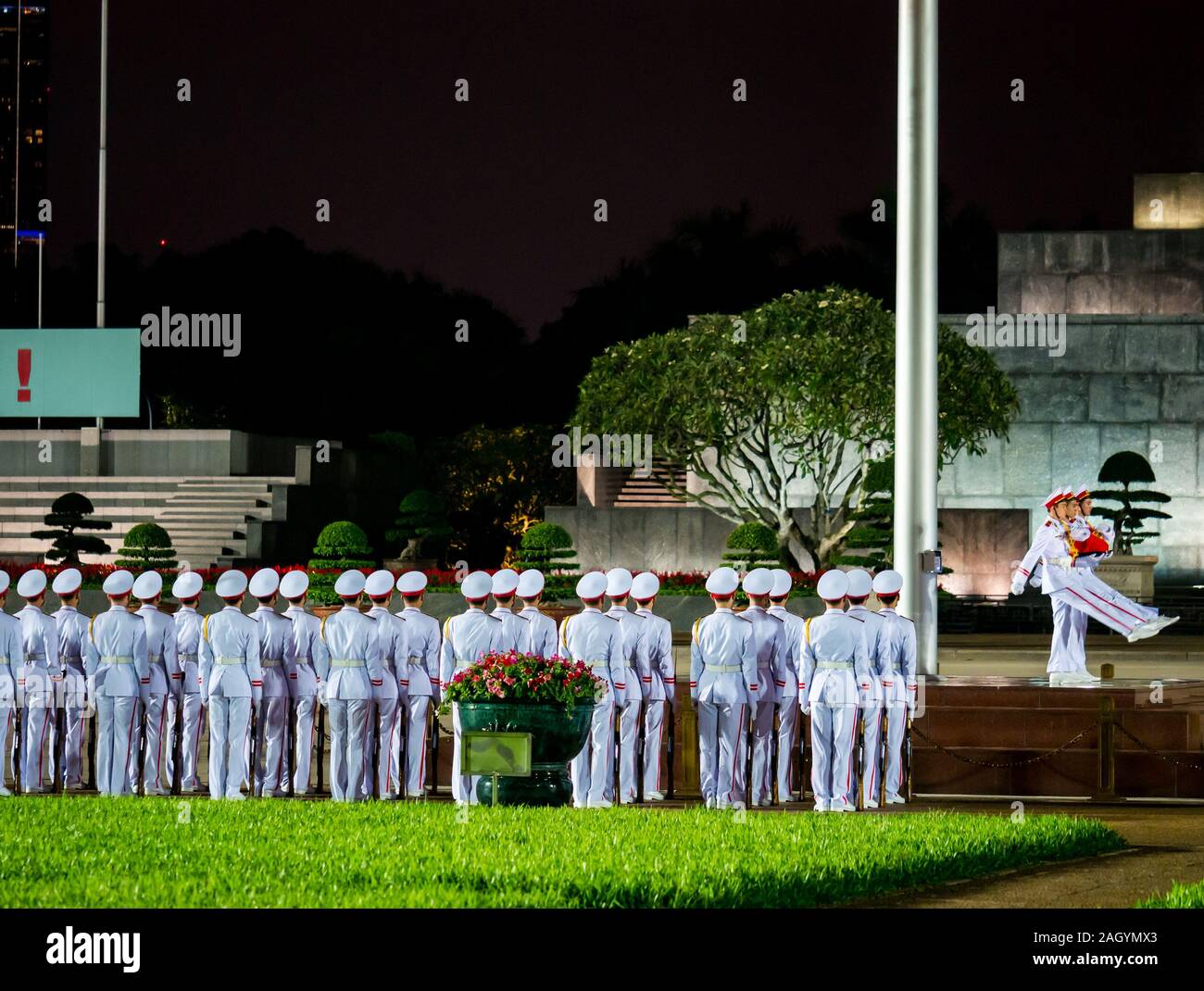 Nuit relève de la garde, le mausolée de Ho Chi Minh, Place Ba Dinh, Hanoi, Vietnam, Asie Banque D'Images