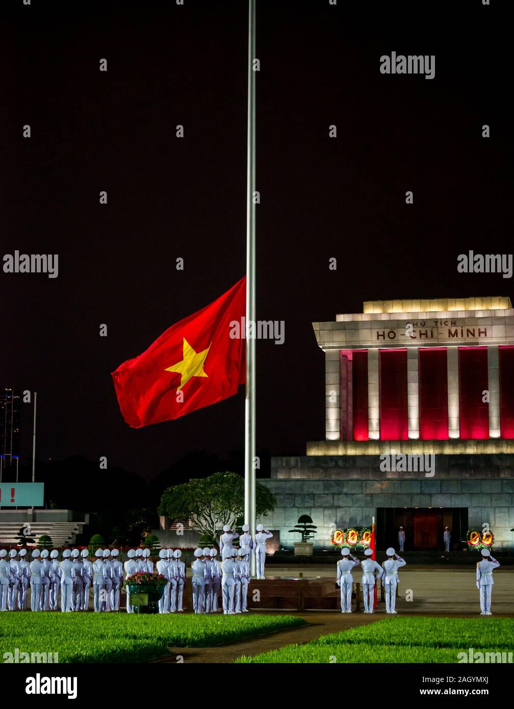 La descente de la nuit drapeau vietnamien, le mausolée de Ho Chi Minh, Place Ba Dinh, Hanoi, Vietnam, Asie Banque D'Images