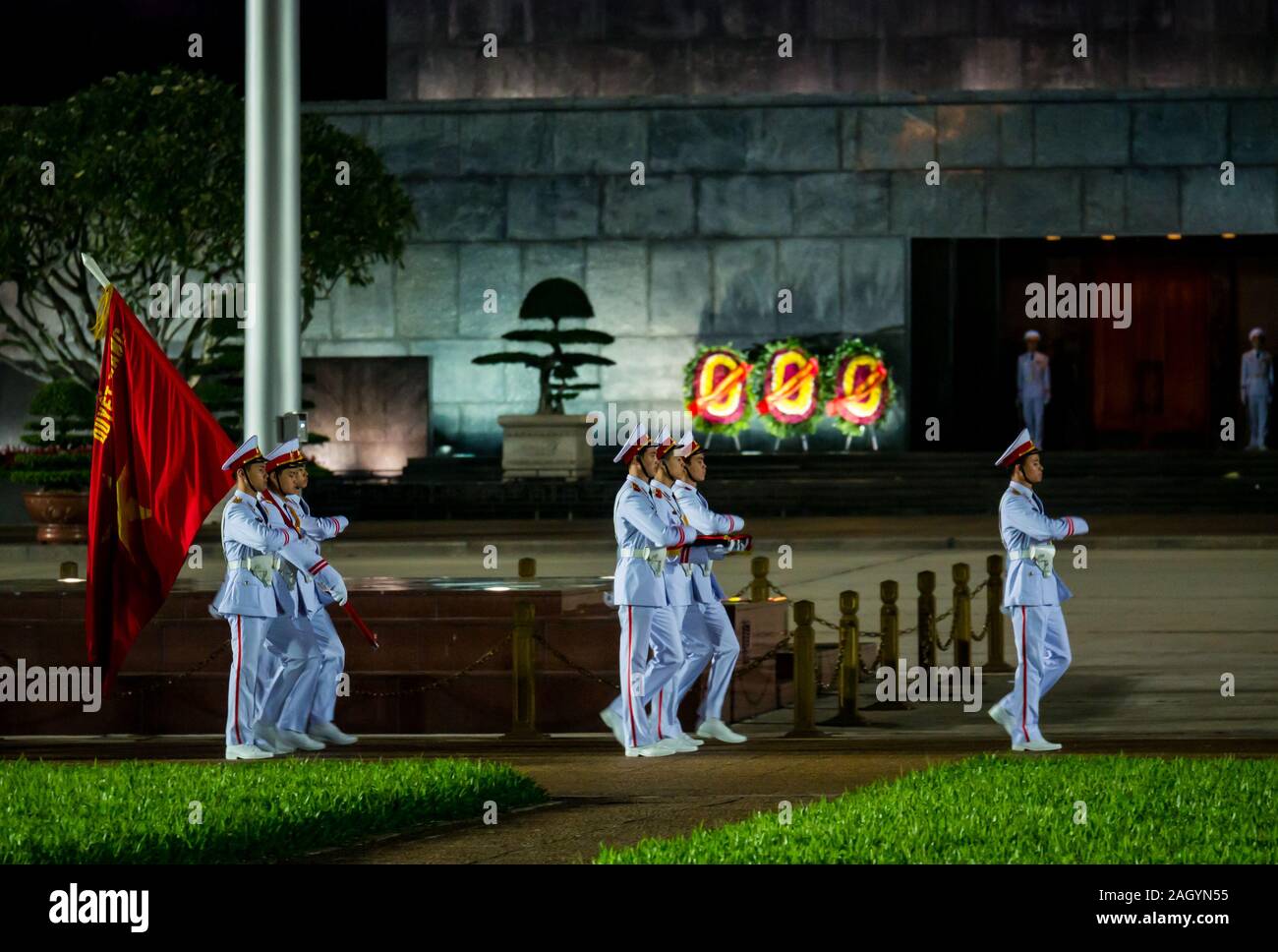 Nuit relève de la garde, le mausolée de Ho Chi Minh, Place Ba Dinh, Hanoi, Vietnam, Asie Banque D'Images