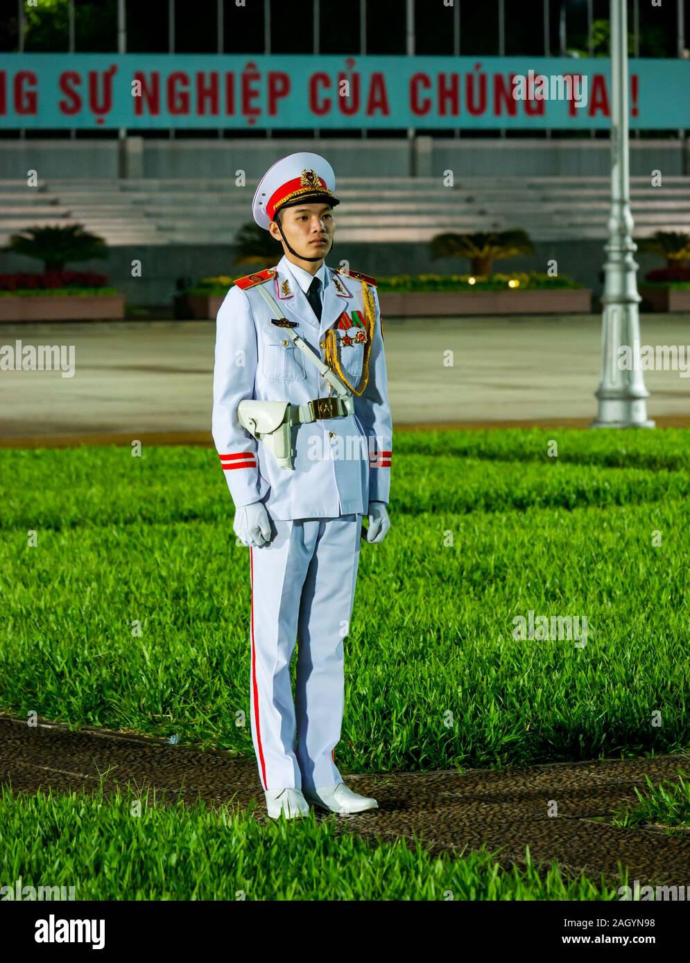 Soldat en uniforme militaire blanc qui monte la garde au mausolée de Ho Chi Minh la nuit, Place Ba Dinh, Hanoi, Vietnam, Asie Banque D'Images