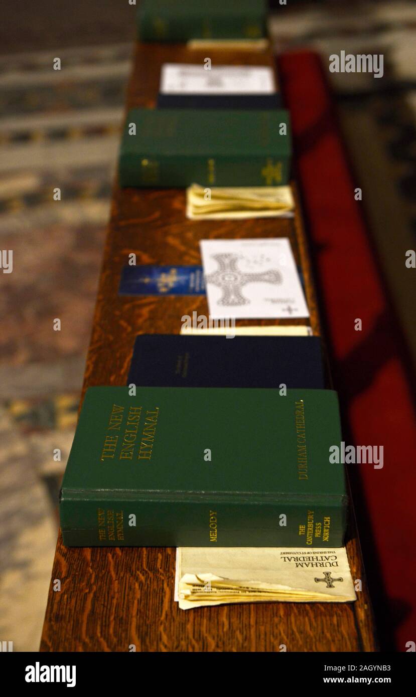Des copies de la nouvelle English Hymnal hymnaire placé dehors et prêt à être utilisé par les fidèles à la cathédrale de Durham, Royaume-Uni Banque D'Images