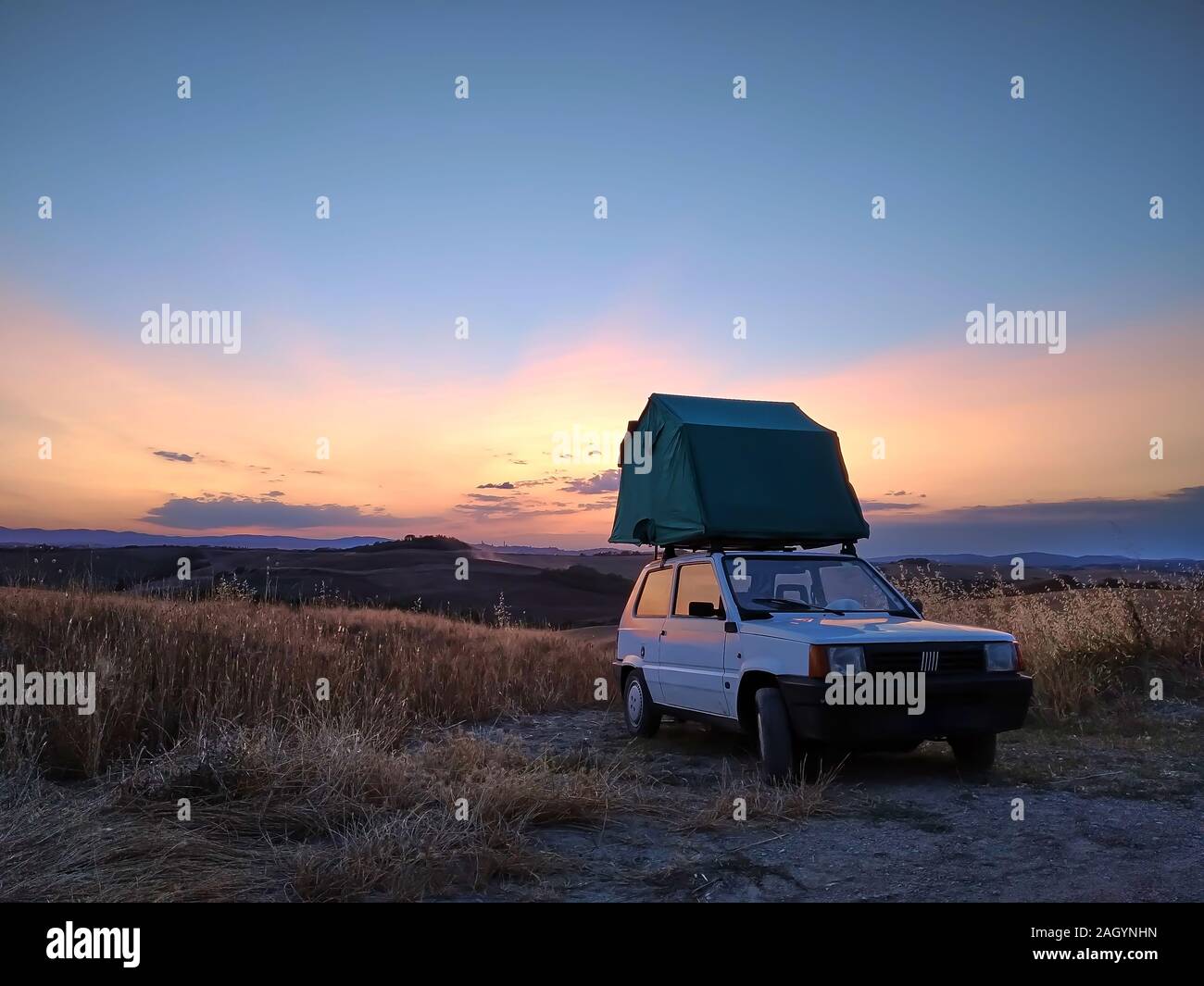Tente de toit avec Panda 4x4 et beau coucher de soleil, Toscane Italie,  wonderlust, off road car Photo Stock - Alamy