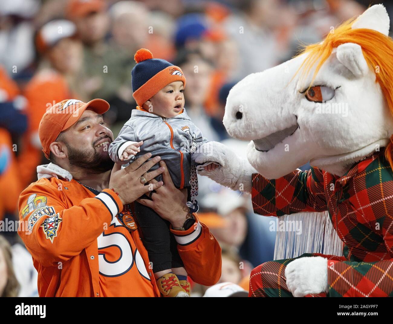 Denver, Colorado, États-Unis. Dec 22, 2019. Un jeune fan Denver Broncos, centre, répond aux Denver Broncos mascot MILES, droite, au cours de la 2ème. La moitié dimanche après-midi à habiliter Field at Mile High à Denver Broncos CO. battre les Lions poignéés 27 17/32 po Crédit : Hector Acevedo/ZUMA/Alamy Fil Live News Banque D'Images