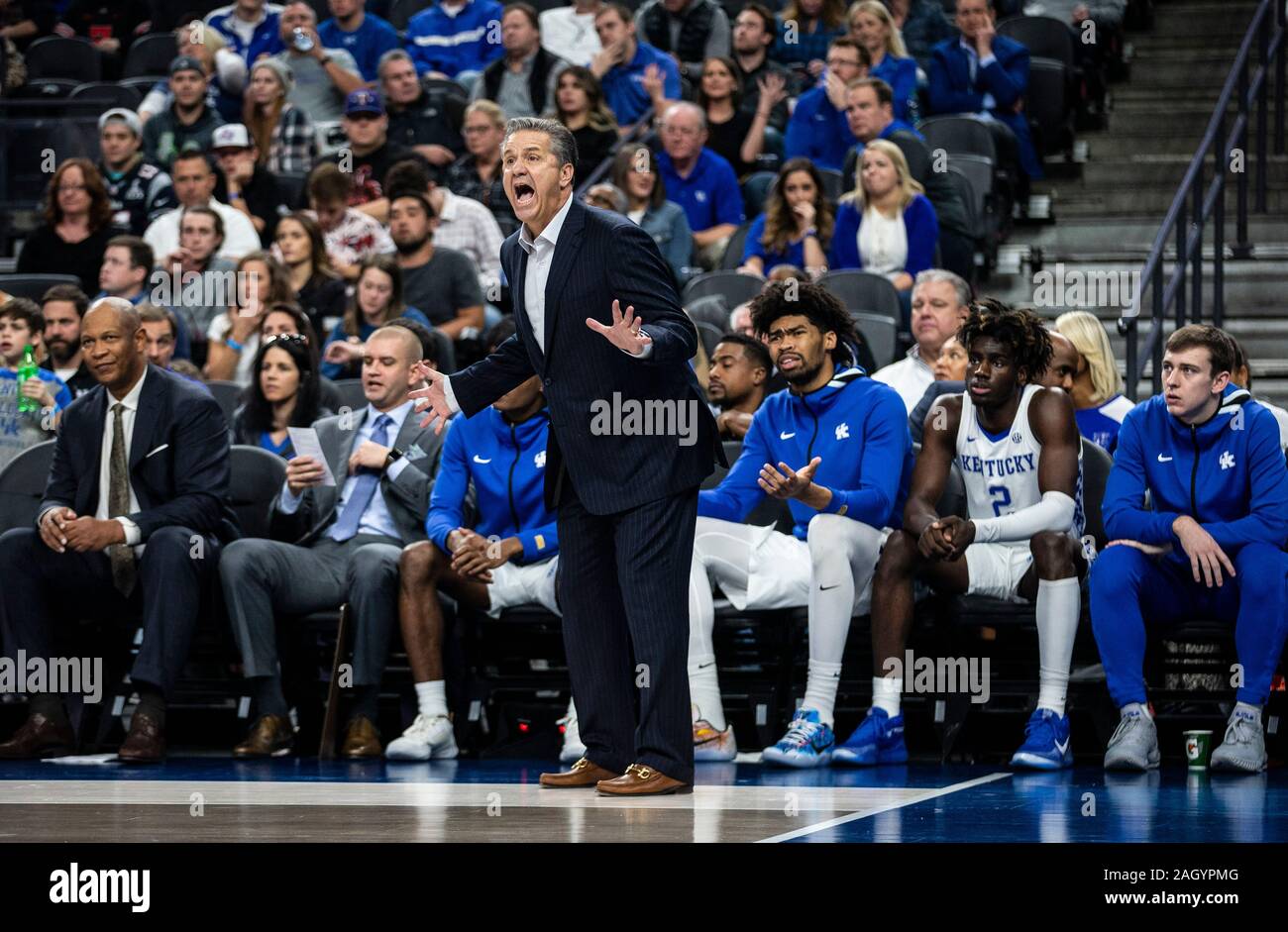 Las Vegas, NV 21 Dec, 2019 aux États-Unis. A. Kentucky Wildcats entraîneur-chef John Calipari sur la cour au cours de la NCAA de basket-ball classiques MenÕs CBS Sports entre les Ohio State Buckeyes et Kentucky Wildcats 65-71 perdu au T-Mobile Arena de Las Vegas, NV. James Thurman/CSM/Alamy Live News Banque D'Images