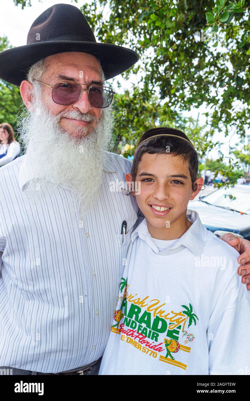 Miami Hallandale Florida,South Florida Jewish Community,Lag B'omer Jewish Unity Parade & Fair,grand-père,père,père,juif,garçon garçons garçons enfants enfants enfant étudiant Banque D'Images