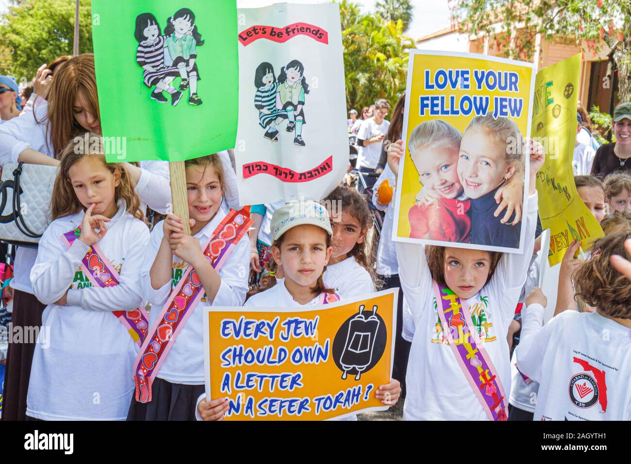 Miami Hallandale Florida,South Florida Jewish Community,Lag B'omer Jewish Unity Parade & Fair,juif,filles,jeune,femme enfants affiche,SIG Banque D'Images