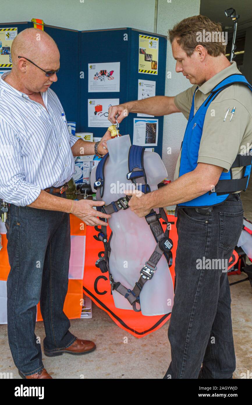 Hollywood Florida,South Florida Safety Expo,US Department of Labor,al Safety & Health Administration,exposant,Safety,man men male,FL100515211 Banque D'Images