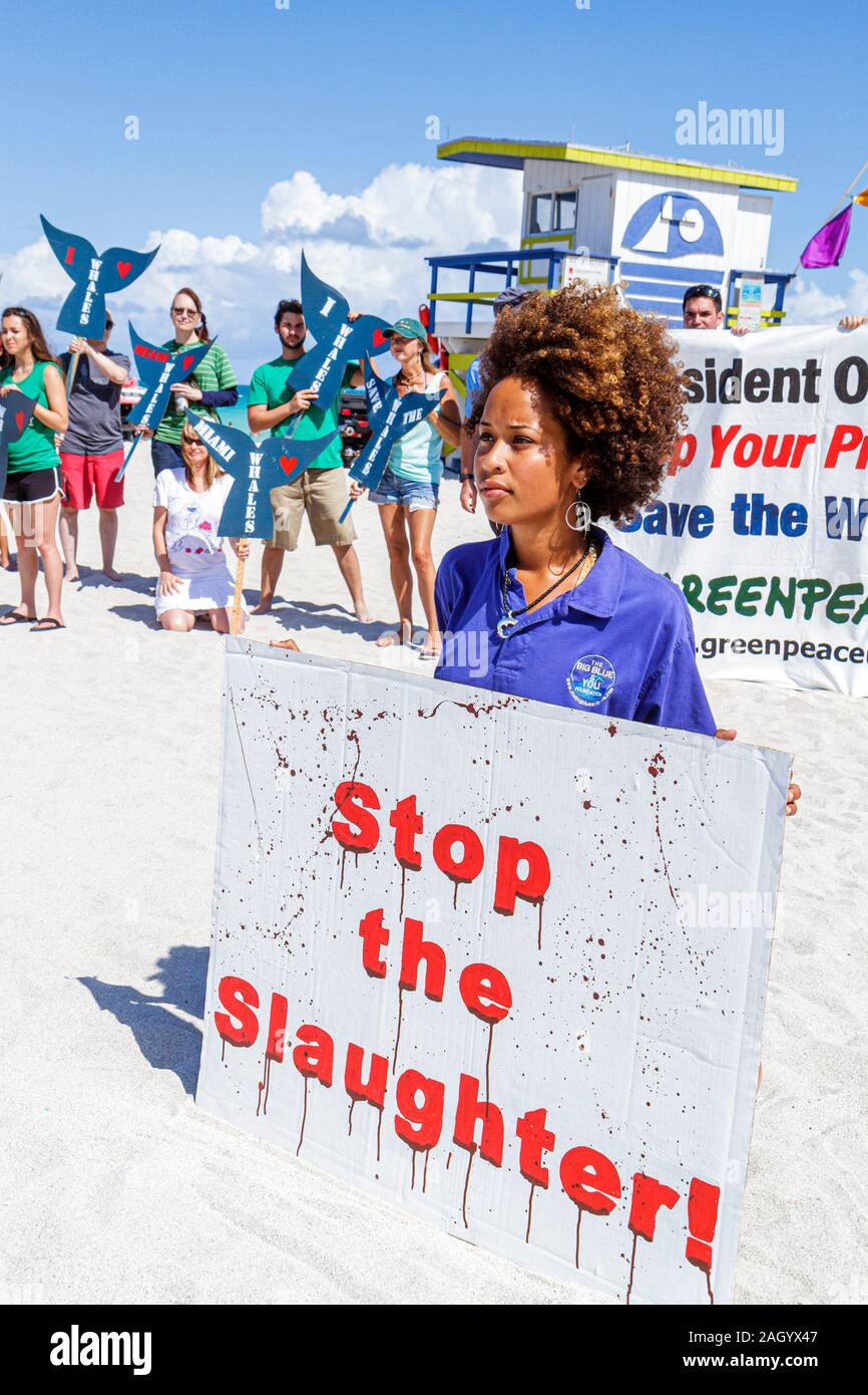 Miami Beach Florida,Greenpeace,manifestation,protestation,Save the Whales,signe,groupe,supporters,femmes noires,FL100526047 Banque D'Images