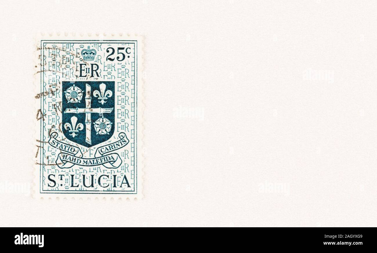 Droit 25c cachet de St Lucia, avec armoiries et devise de la Statio Haud Malefida Carinis -. Scott # 166 timbre avec copie espace. Banque D'Images