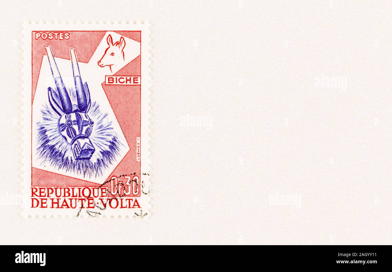 République de Haute-Volta stamp dotée d''un masque animalier traditionnel d'un cerf, avec l'exemplaire de l'espace. Le Burkina Faso est pays nom actuel Banque D'Images