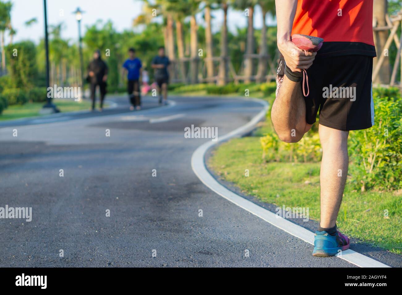 L'homme sportif étend ses jambes ou le muscle quadriceps avant d'exercer et d'exécution. Concept du sport et de l'exercice. Banque D'Images