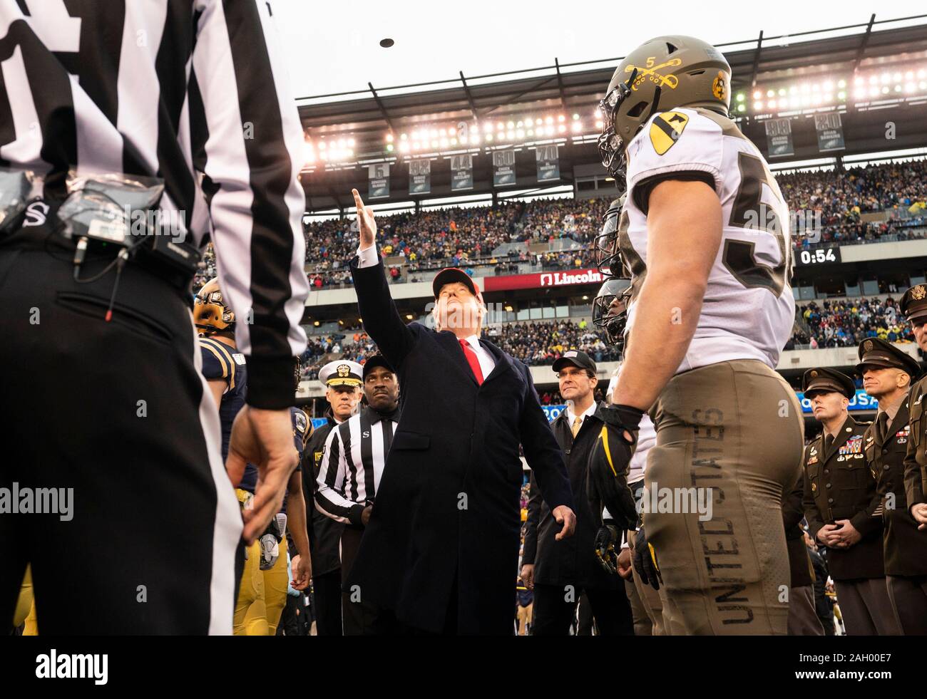 Philadelphia, États-Unis d'Amérique. 14 Décembre, 2019. Le président Donald J. Trump participe au tirage au sort au début de la 120e Army-Navy Football jeu Samedi, 14 décembre 2019, au Lincoln Financial Field à Philadelphie, Pa les gens : le Président Donald Trump Credit : tempêtes Media Group/Alamy Live News Banque D'Images