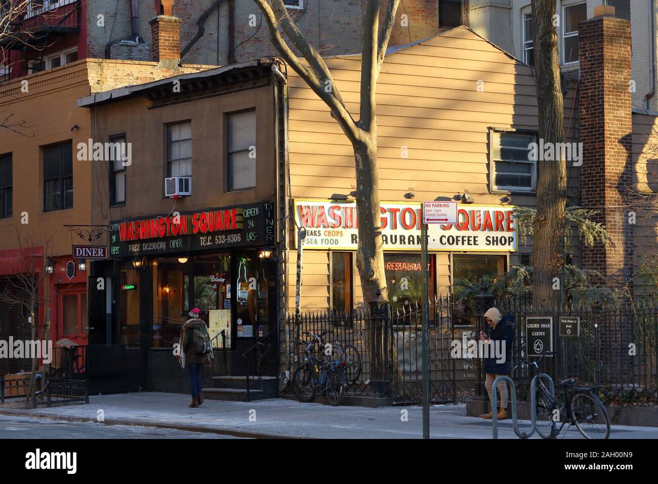 Washington Square Diner, 150 West 4th Street, New York, NY de l'extérieur d'un diner dans une maison de deux étages dans le quartier de Greenwich Village de Manhattan. Banque D'Images