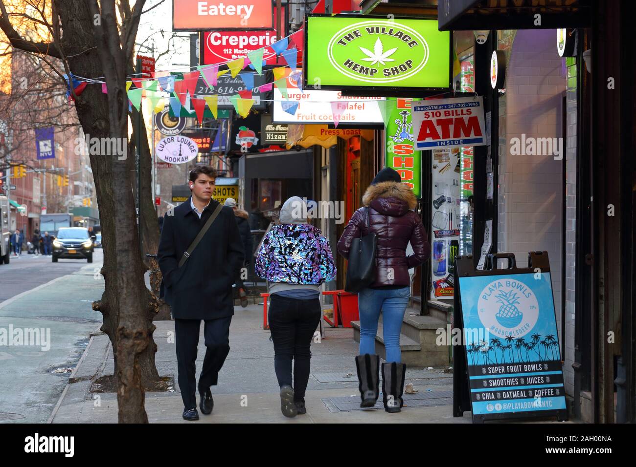 Personnes marchant sur Macdougal St près de l'Université de New York dans le quartier de Greenwich Village de Manhattan à New York, NY (20 décembre 2019) Banque D'Images