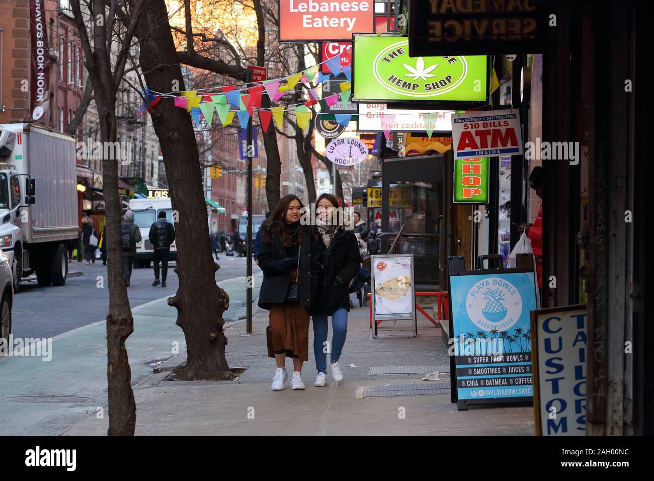 Personnes marchant sur Macdougal St près de l'Université de New York dans le quartier de Greenwich Village de Manhattan à New York, NY (20 décembre 2019) Banque D'Images