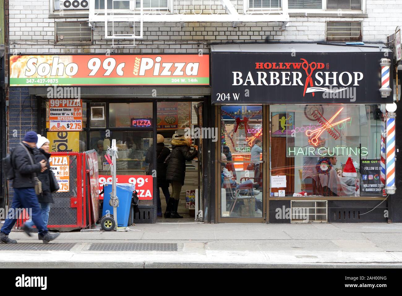 Une pizza de 99 et d'un salon de coiffure sur West 14th Street à Manhattan, New York, NY vitrines extérieures de deux entreprises locales Banque D'Images