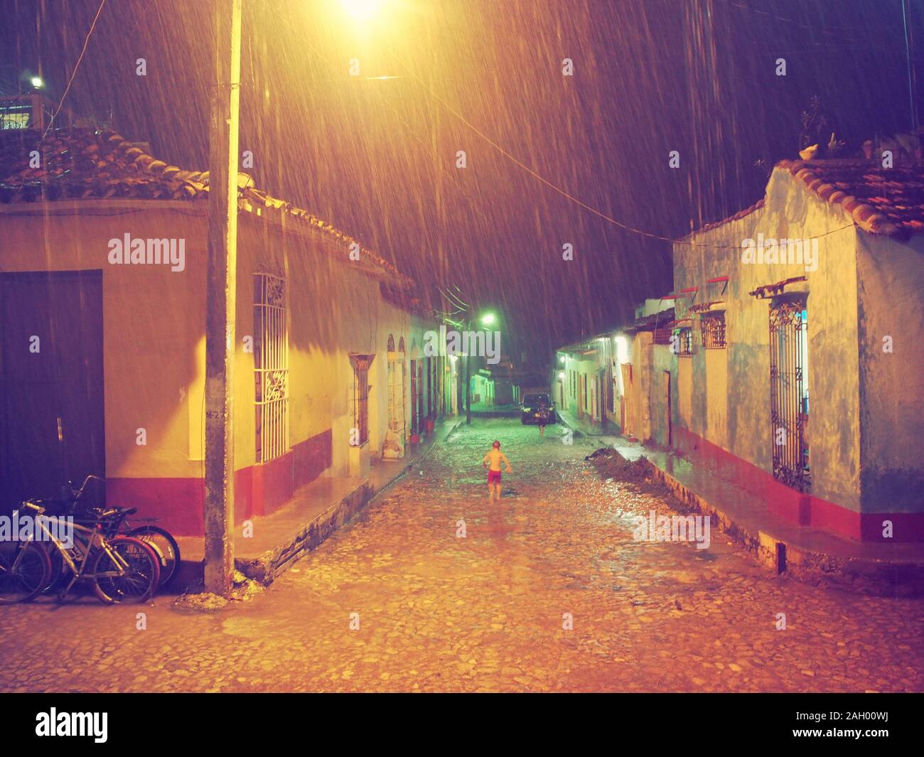 Jouer dans les rues lors de fortes pluies Banque D'Images