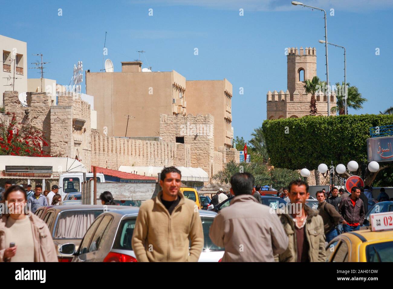 La route de l'ane Habib Bourguiba est un endroit très fréquenté où de nombreuses personnes se promèneront, à côté du centre commercial Yasmina de Monastir, en Tunisie Banque D'Images