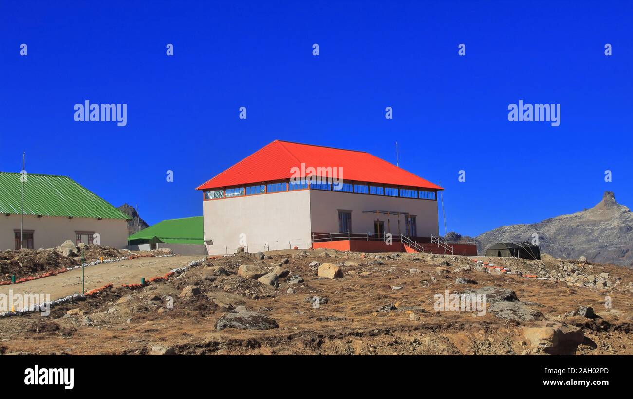 Paysage aride de bum la pass, ce passe himalayen est la frontière internationale entre l'Inde et la Chine. bum la pass est situé à l'Arunachal Pradesh, en Inde Banque D'Images