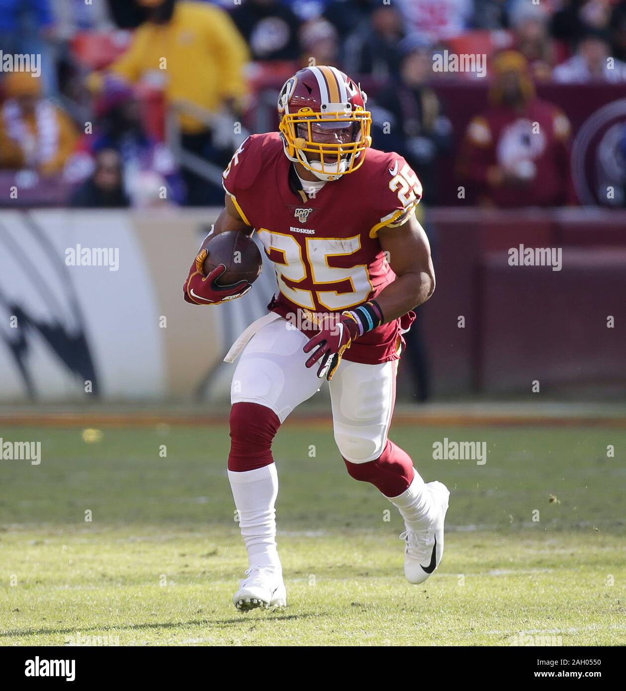 22 décembre 2019 : Redskins de Washington (RB 25) Chris Thompson porte le ballon lors d'un match de football américain NFL entre les Redskins de Washington et les Giants de New York au FedEx Field à Landover, MD. Justin Cooper/CSM Banque D'Images