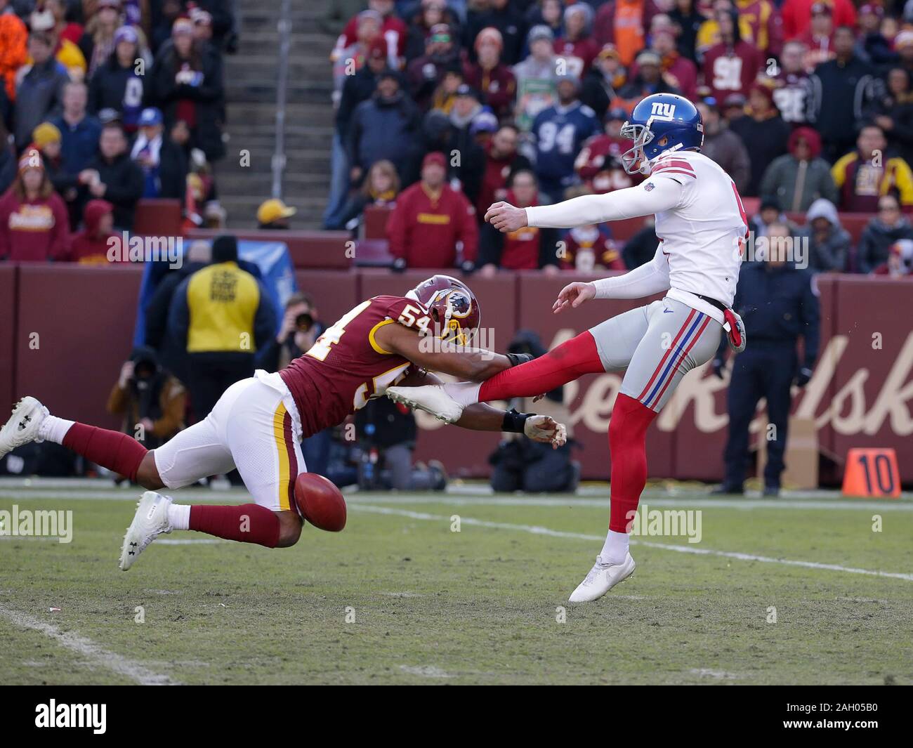 Landover, MD, USA. Dec 22, 2019. Les Giants de New York P (9) Riley Dixon a un punt bloqué par Redskins de Washington de (54) Chris Odom pendant un match de football américain NFL entre les Redskins de Washington et les Giants de New York au FedEx Field à Landover, MD. Justin Cooper/CSM/Alamy Live News Banque D'Images