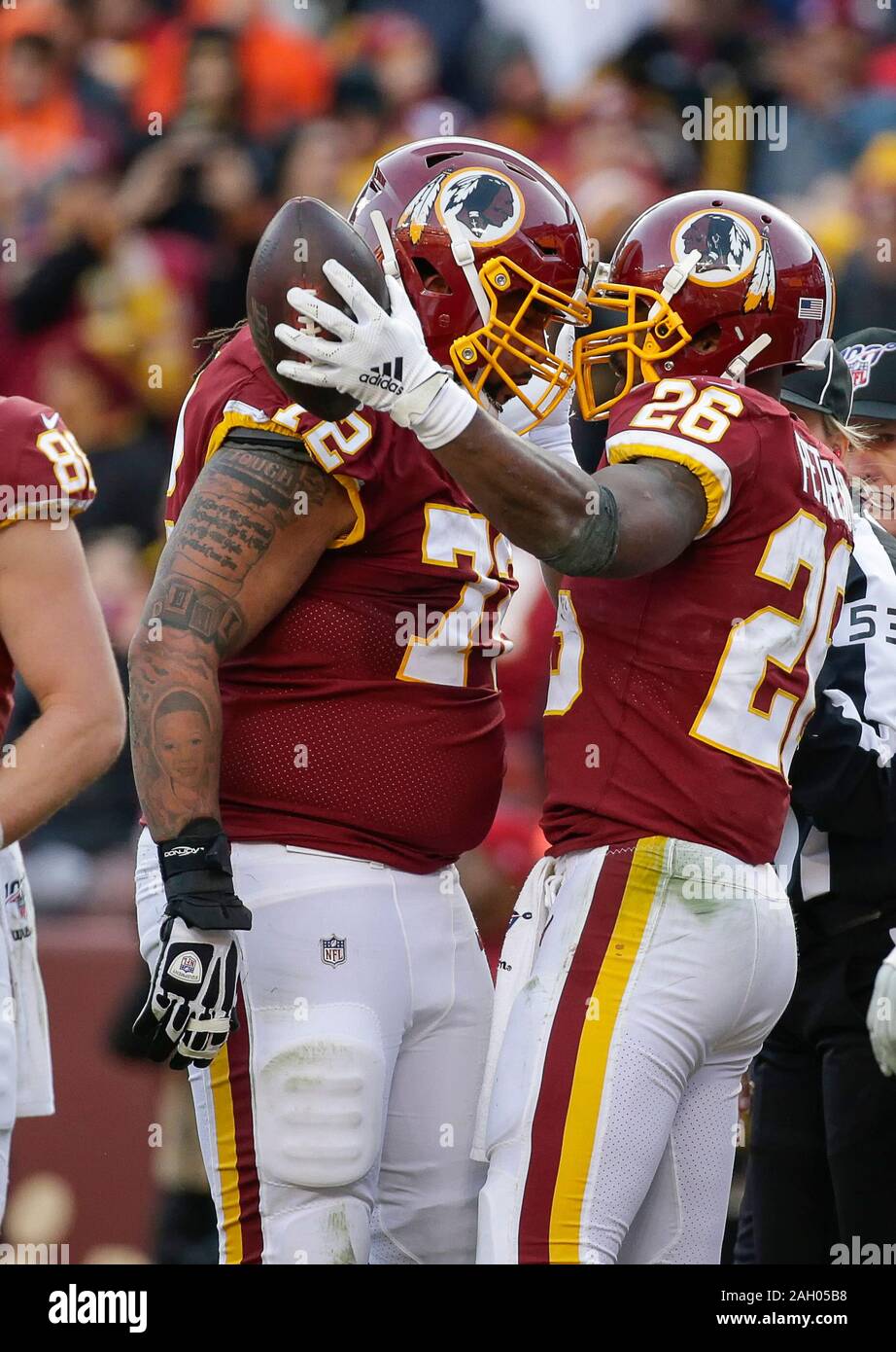 Landover, MD, USA. Dec 22, 2019. Redskins de Washington (RB 26) Adrian Peterson célèbre son touchdown Redskins de Washington avec T (72) Donald Penn lors d'un match de football américain NFL entre les Redskins de Washington et les Giants de New York au FedEx Field à Landover, MD. Justin Cooper/CSM/Alamy Live News Banque D'Images