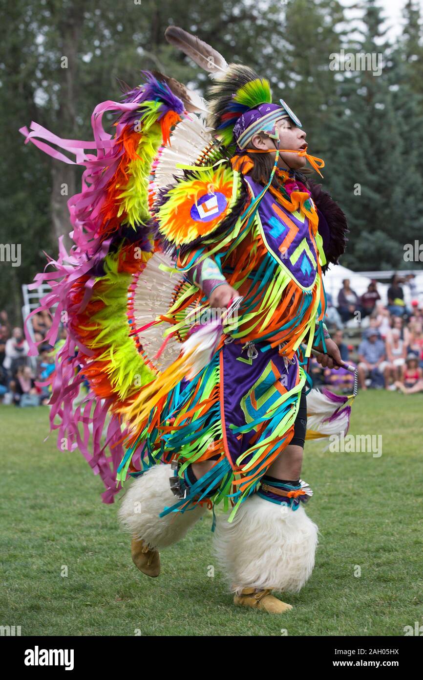 Danseur indigène masculin en tenue traditionnelle avec coiffe à plumes lors d'un powwow du jour du Canada. Banque D'Images