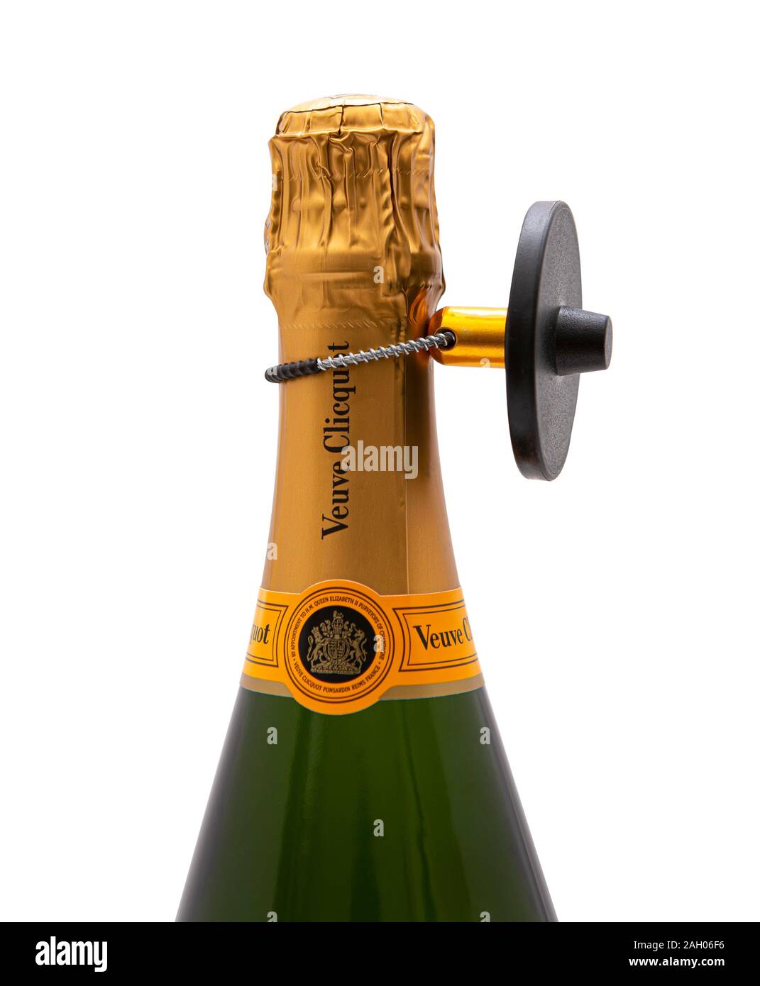 SWINDON, Royaume-Uni - le 22 décembre 2019 : Sécurité Tag sur une bouteille de Champagne Veuve Clicquot sur un fond blanc. Banque D'Images