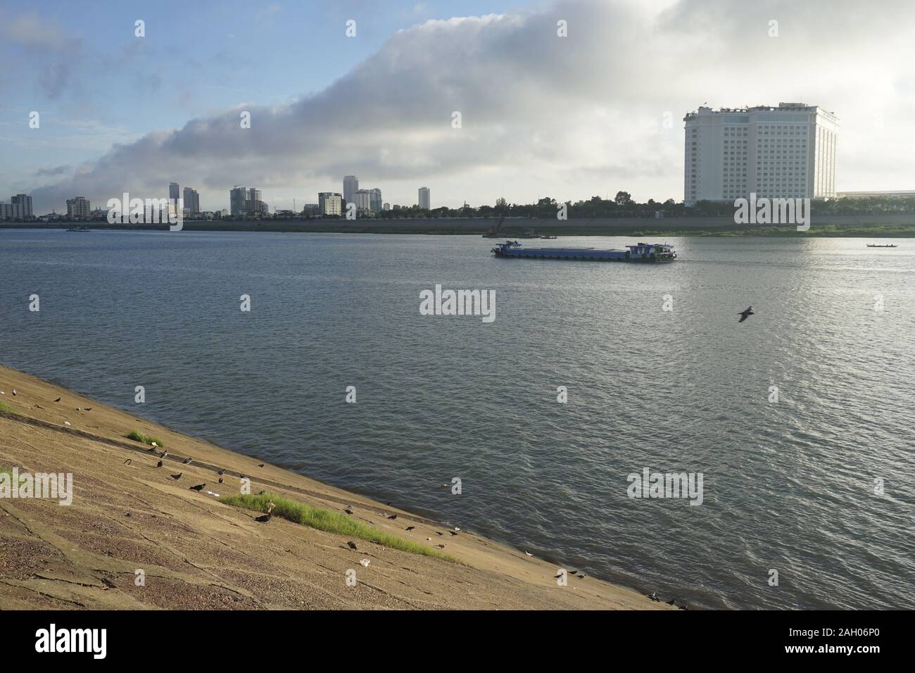 Ferry sur le Tonle SAP , vue du matin depuis le bord de la rivière Phnom Penh Banque D'Images