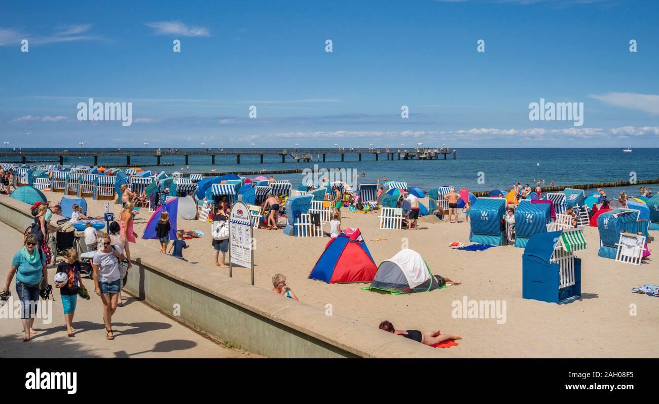 Chaises de plage à capuchon (Strandkörbe) sur la plage de la station balnéaire de la mer Baltique Kühlungsborn avec vue sur la jetée Seebrücke, Mecklenburg-Vorpommern, G Banque D'Images