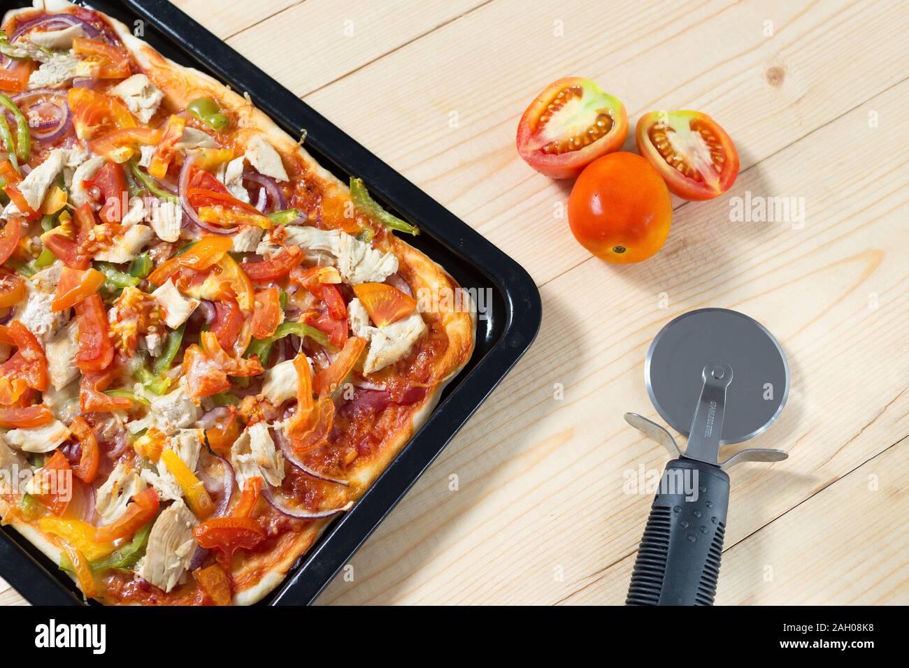 Télévision pizza laïcs composition, tomates sur la surface en bois, Close up macro Banque D'Images