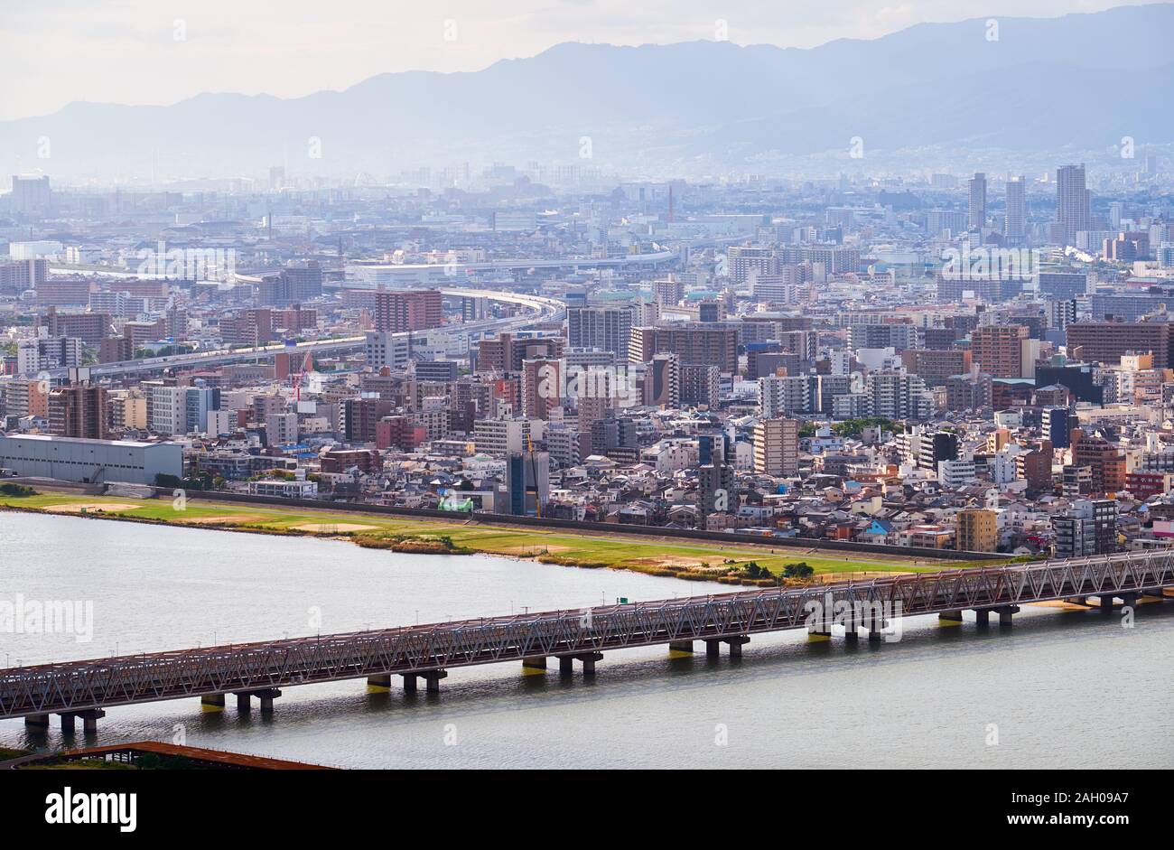 Le birds eye view-ville d'Osaka avec le pont sur la rivière Yodo. Osaka. Le Japon Banque D'Images