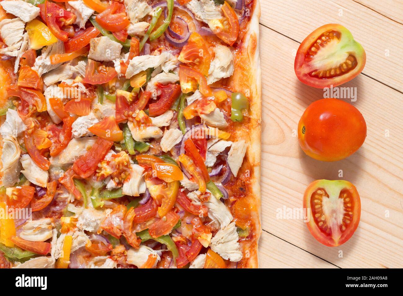 Télévision pizza laïcs composition, tomates sur la surface en bois, Close up macro Banque D'Images