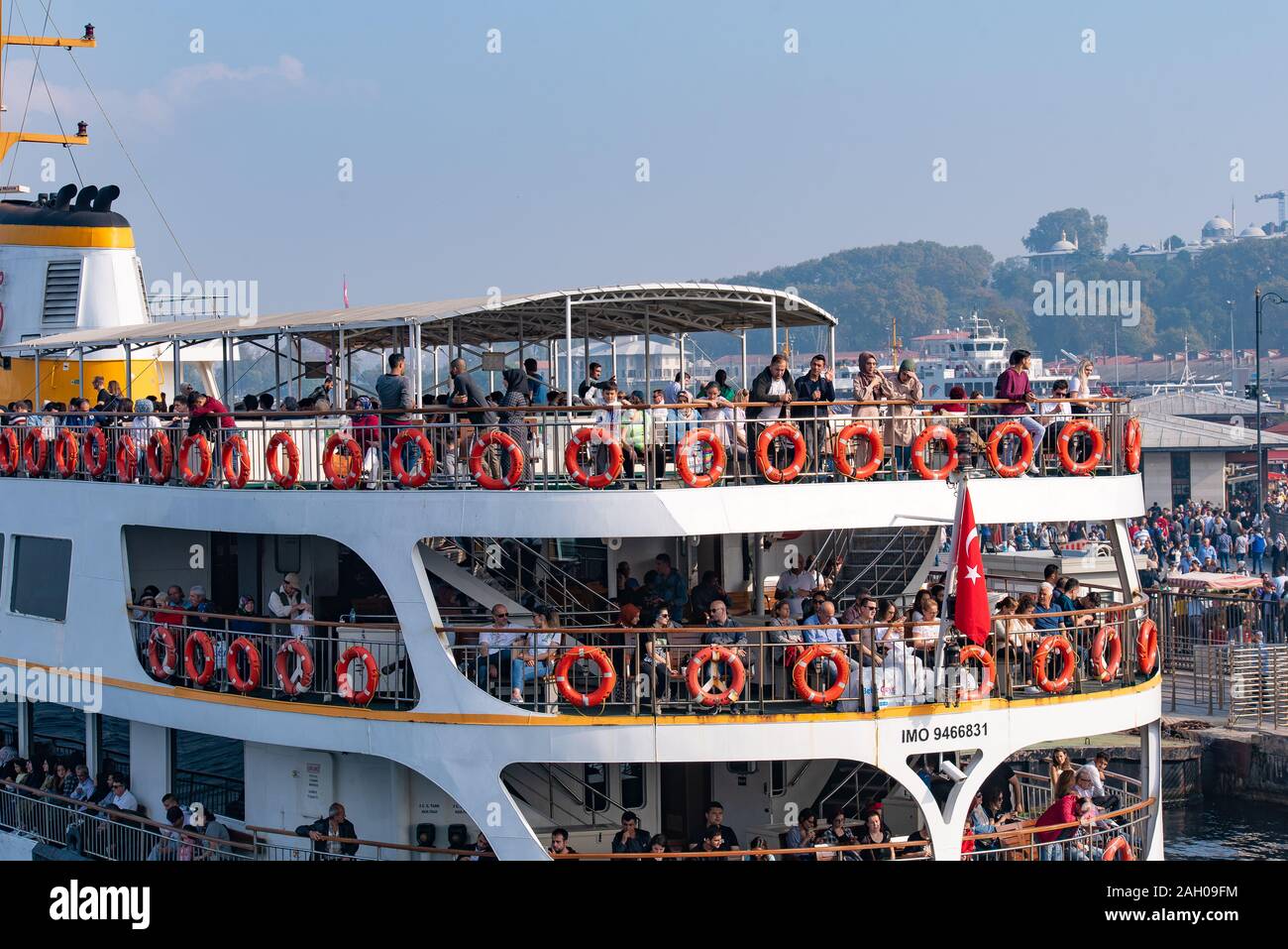 Ferry traversant le détroit du Bosphore à Istanbul, Turquie Banque D'Images