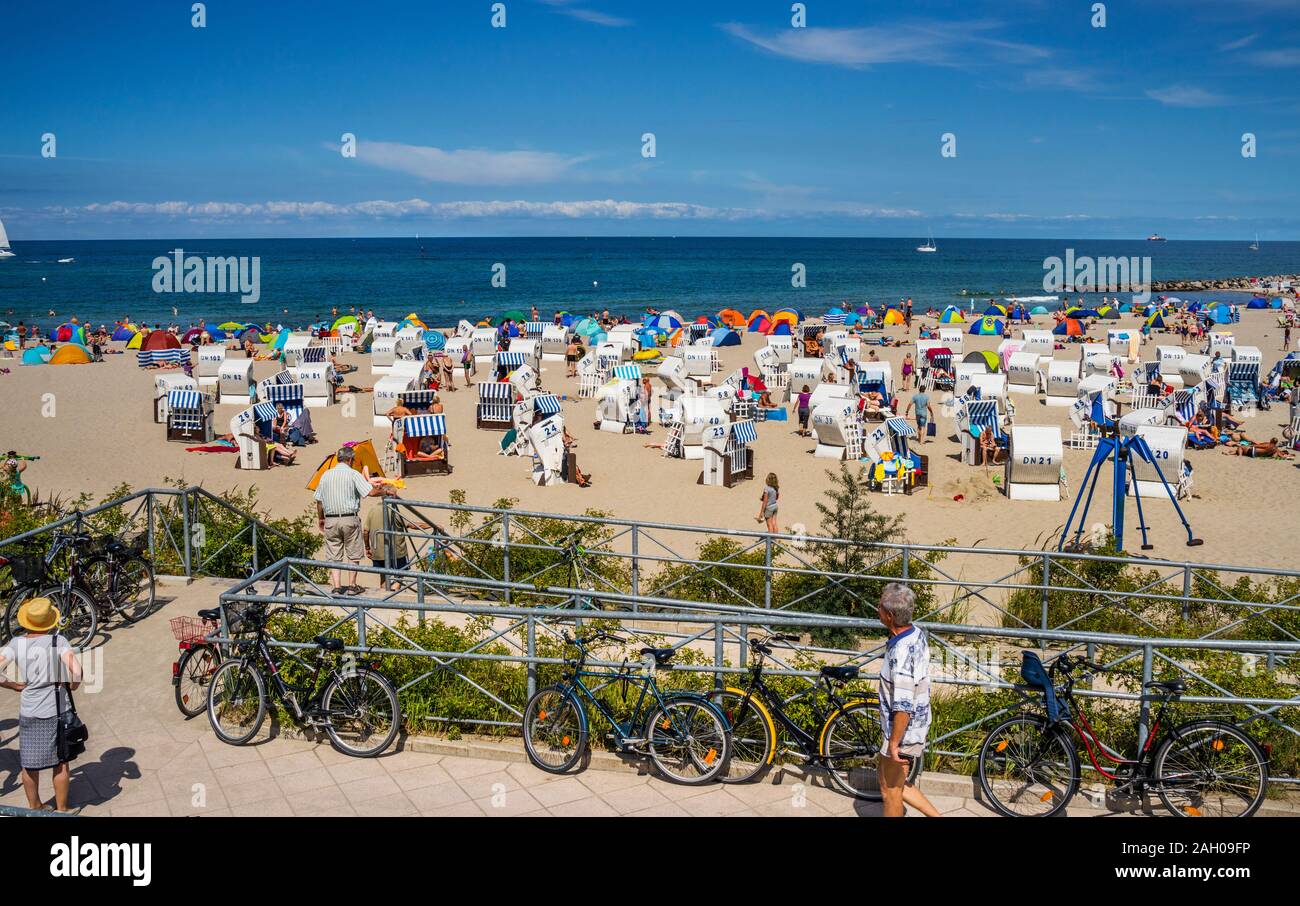 Chaises de plage à capuchon (Strandkörbe) sur la plage de la station balnéaire de la mer Baltique Kühlungsborn, Mecklenburg-Vorpommern, Allemagne Banque D'Images