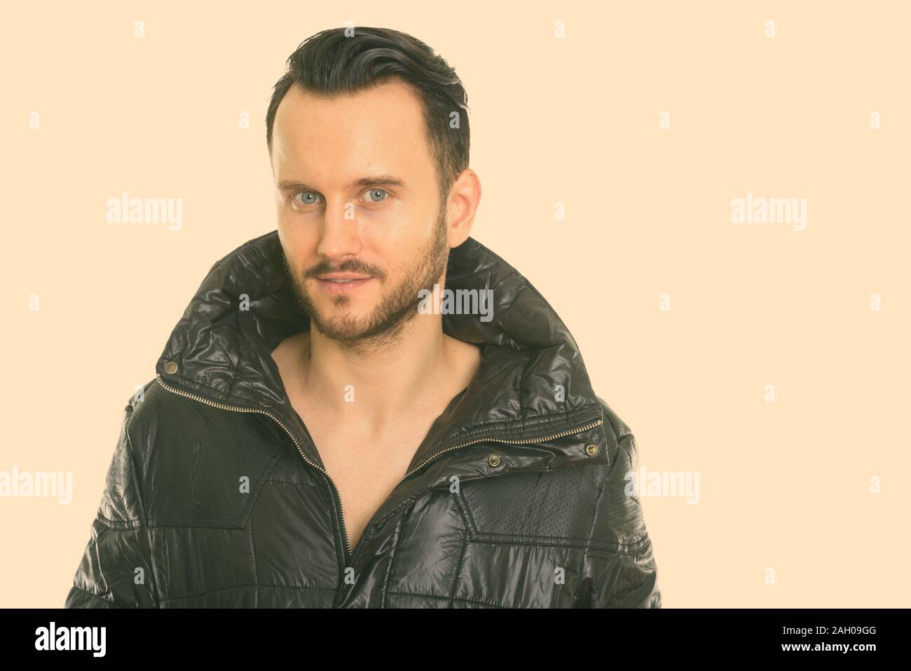 Studio shot of cool jeune homme avec col ouvert Banque D'Images