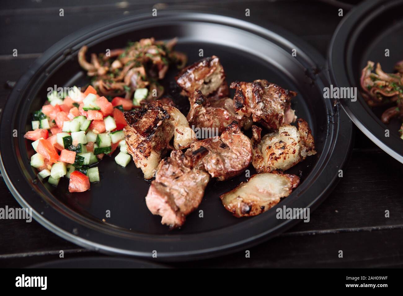 La viande grillée en brochettes, barbecue et salade composée de légumes sains les tomates, concombres, oignons. Banque D'Images