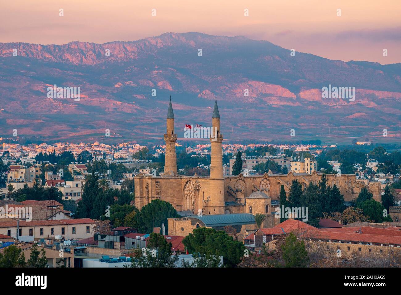 Belle vue aérienne au-dessus de la vieille ville de Nicosie, Chypre du Nord et la mosquée Selimiye à Chypre Banque D'Images