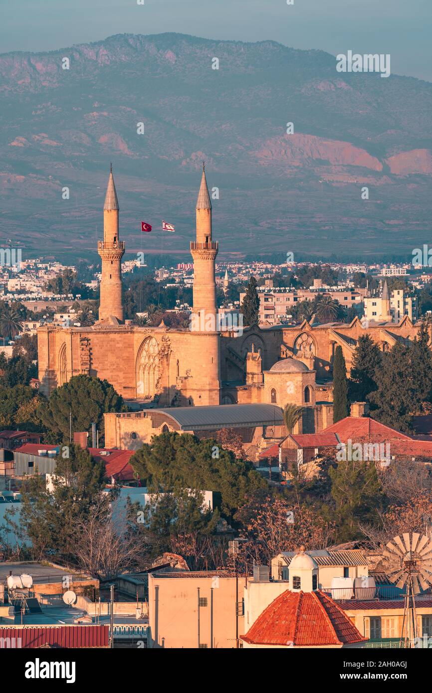 Belle vue aérienne au-dessus de la vieille ville de Nicosie, Chypre du Nord et la mosquée Selimiye à Chypre Banque D'Images