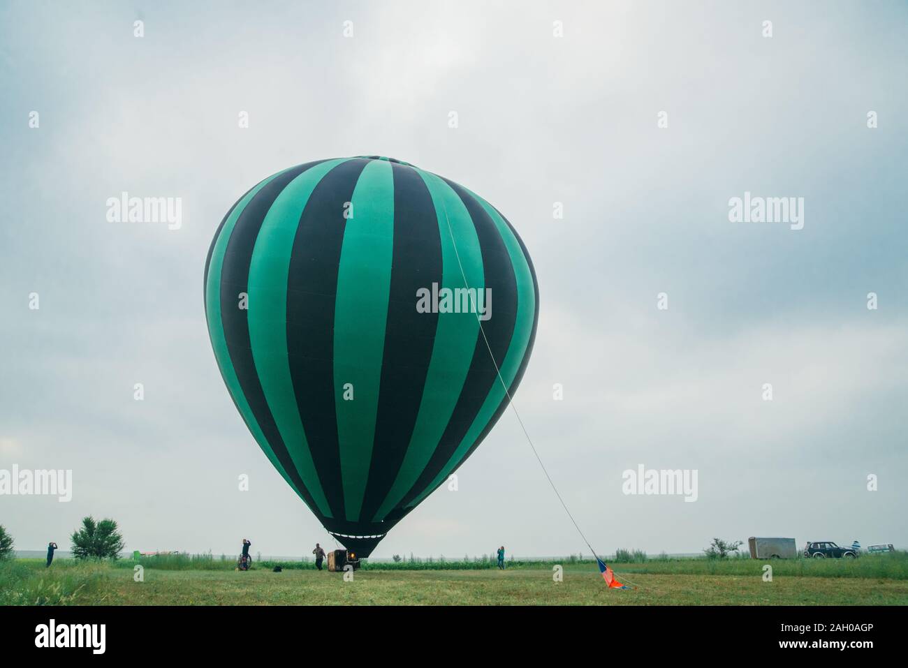 Le gonflement, déballez et voler jusqu'hot air balloon pastèque. La direction du Brûleur flamme dans enveloppe. Décoller avions volent dans le ciel bleu du matin. Banque D'Images