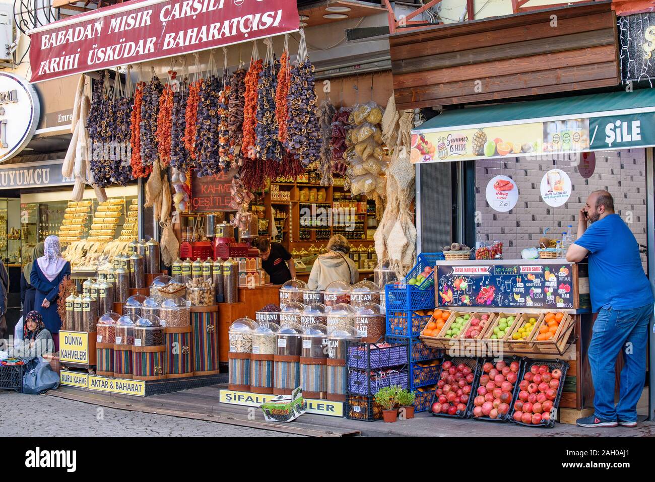 Boutique d'épices et de nourriture sèche à Istanbul, Turquie Banque D'Images