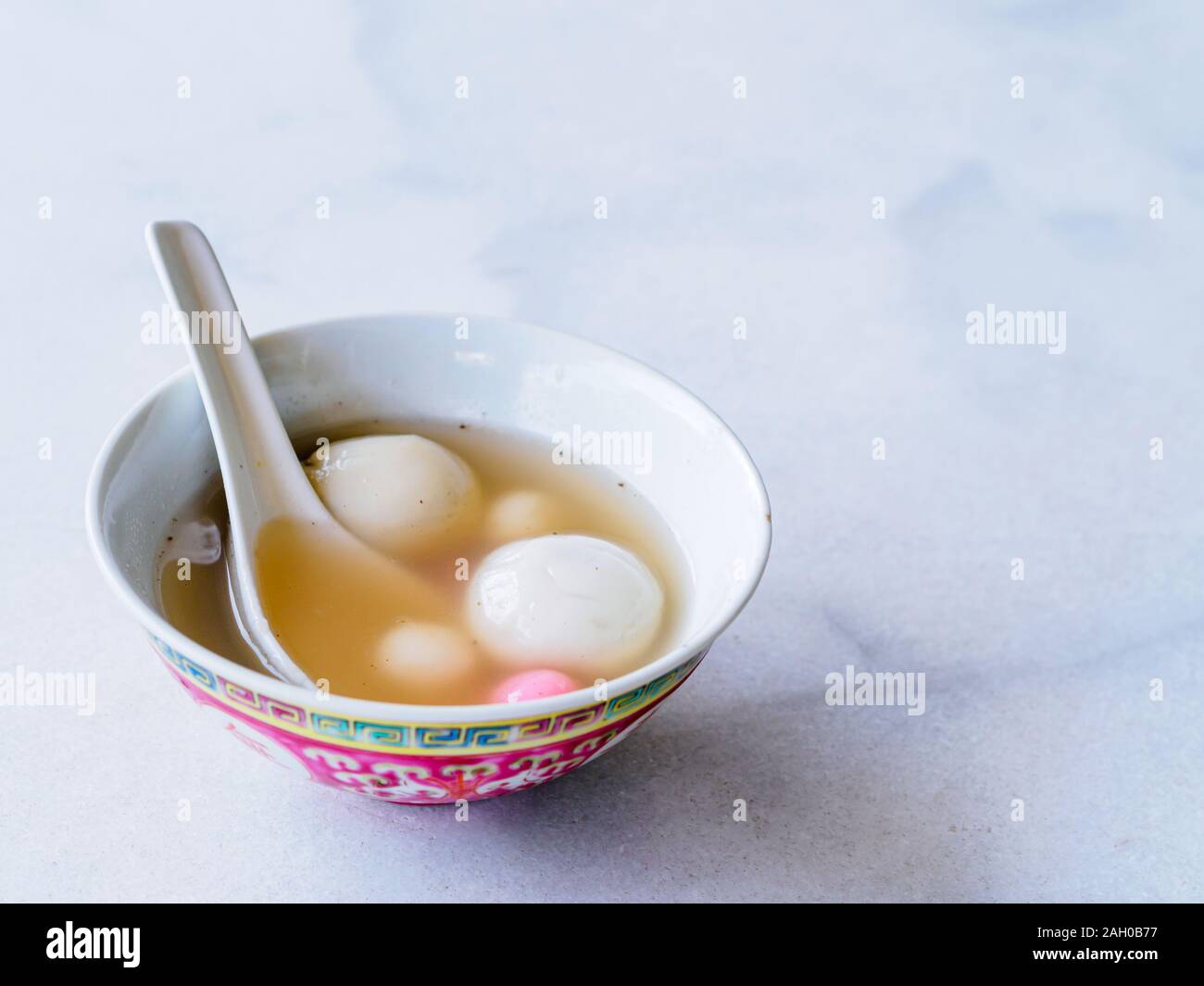 Bol de tangyuan / tang yuan chinois traditionnel, un désert de la farine de riz gluant boules dans une soupe sucrée pris sur le Dongzhi / Dong Zhi et Yuanxiao Banque D'Images