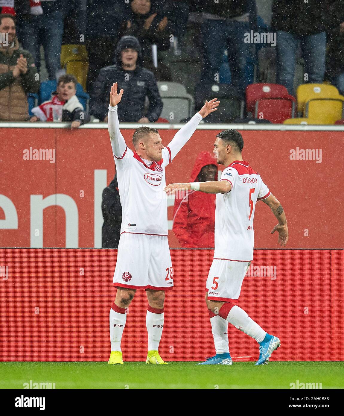 Jubilation Rouwen HENNINGS l. (D) après son but pour 1 : 0, avec Kaan AYHAN (D) Soccer 1. Bundesliga, 17e journée, Fortuna Dusseldorf (D) - Union Berlin (UB), le 22 décembre 2019 à Düsseldorf/Allemagne. ¬ | conditions dans le monde entier Banque D'Images