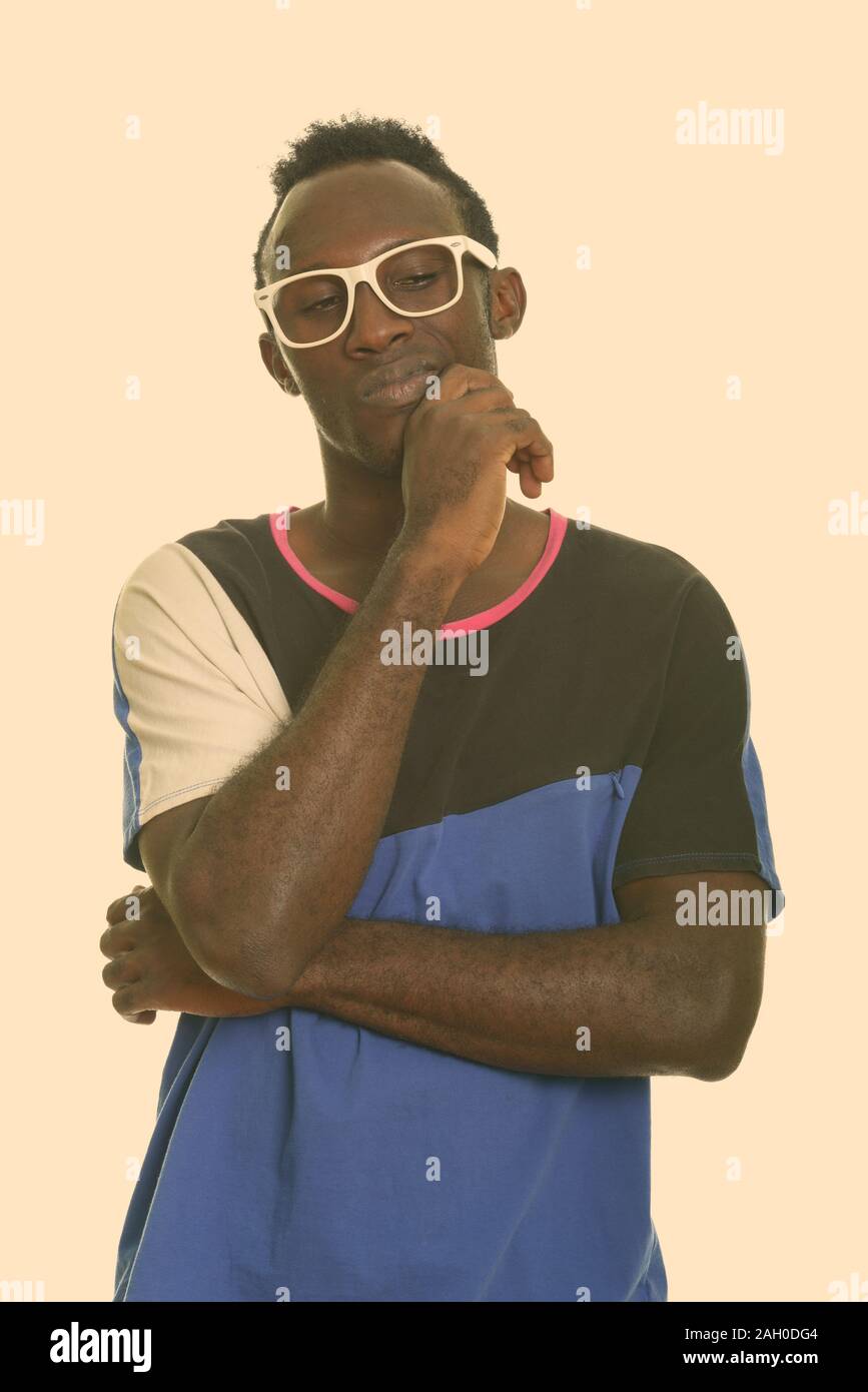Jeune homme africain inquiète tout en pensant à la bas Banque D'Images