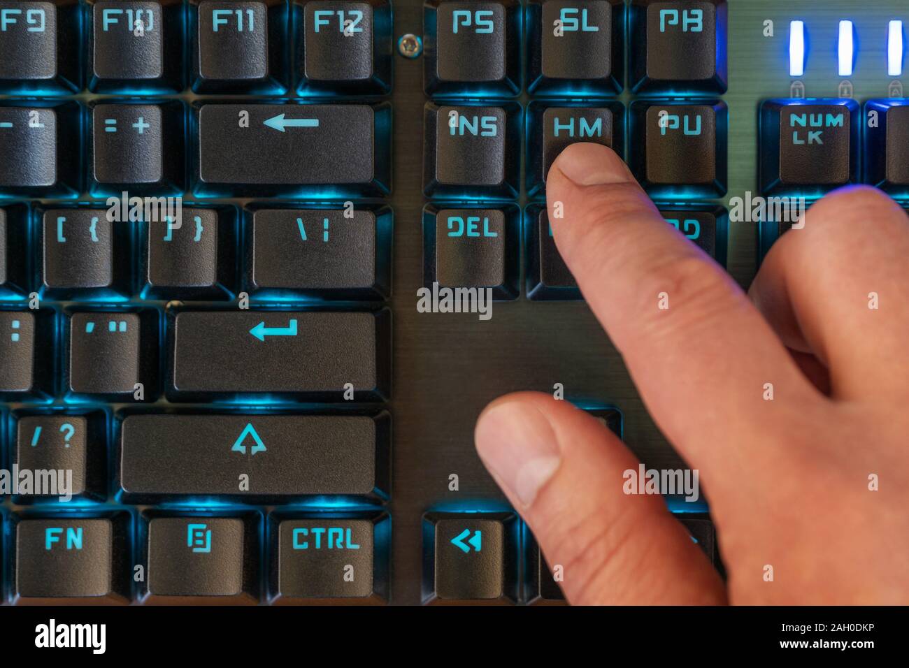 Les pressions de doigt masculin la touche Home sur un clavier noir avec  rétro-éclairage bleu Photo Stock - Alamy