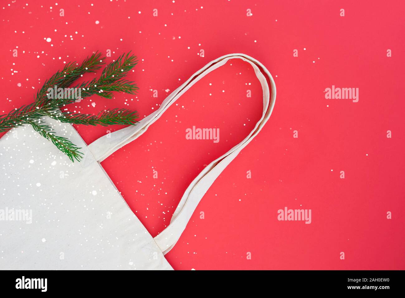 Coton Canvas sac blanc et de la direction générale de l'arbre de Noël sur fond rouge vif. Eco Friendly sac réutilisable pour faire les courses. Zéro déchets et Eco concept. Banque D'Images