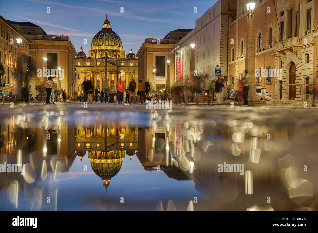 Vue magnifique de la cathédrale St Pierre, Vatican, Rome, Italie. Avec ciel coucher de nuit les lumières de la ville Banque D'Images