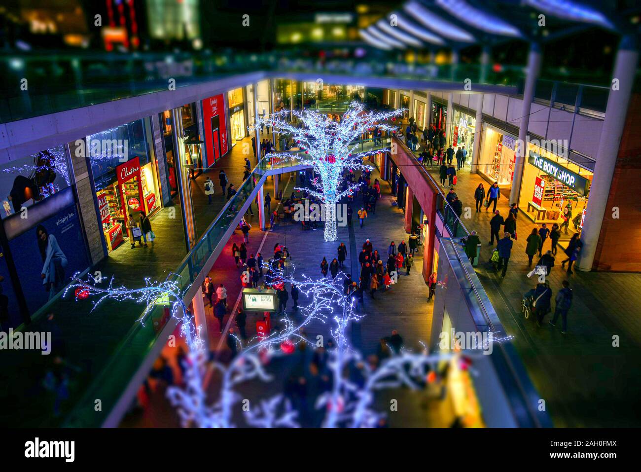 LIVERPOOL, Angleterre, le 27 décembre 2018 : centre commercial extérieur Parc Chavasse, décoré avec des lumières de Noël, des boules et des arbres. Banque D'Images